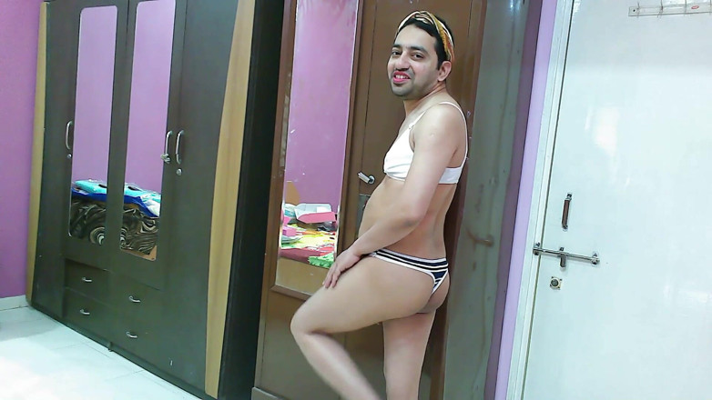 Cute & Nude Crossdresser: Sexy sissy travestito femboy Sweet Lecca-lecca in reggiseno-perizoma, cinturino per...