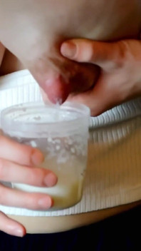Milf lactante bombeando el pecho