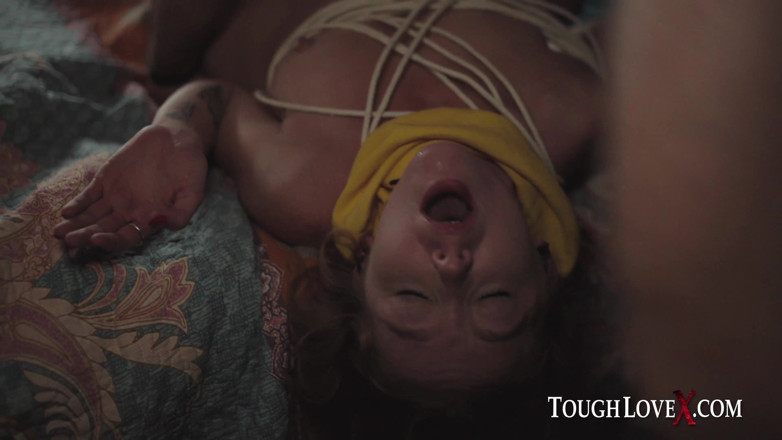 ToughLoveX: TOUGHLOVEX - Jaszczur Lot Nikole Nash spotyka Karla Toughlove'a