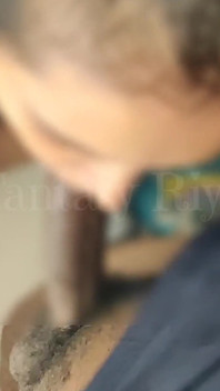 Pelajar kolej Riya mengambil batang hitam besar profesor