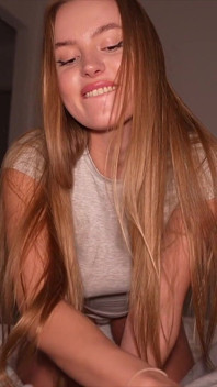 Heiße blondine macht kondom und bekommt dann Überraschungs-creampie