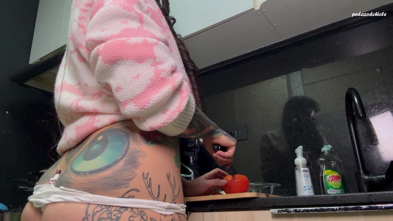 Pedazodchicle: 巨人女があなたをいじめ、お尻の割れ目でやる