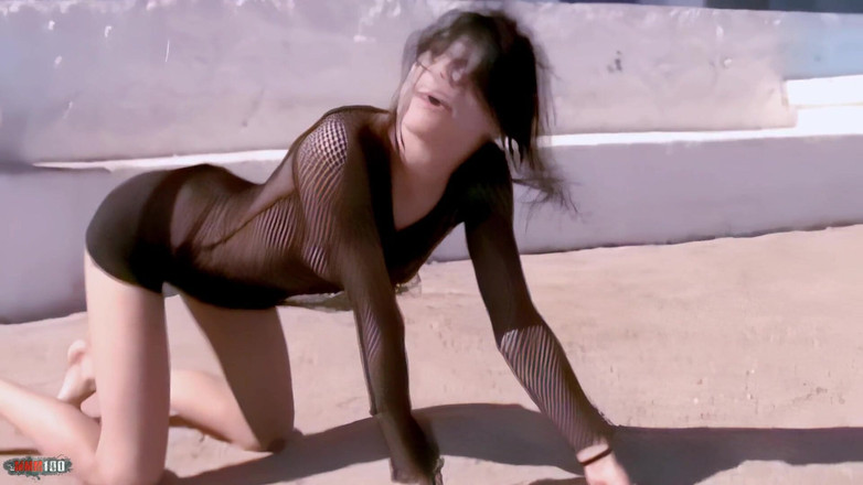 MMM100: Barbara nux, jeune brune sexy, se déshabille