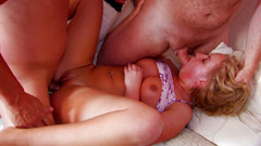 Amaspain: Домашня дружина отримує жорсткий трах у потужному тріо