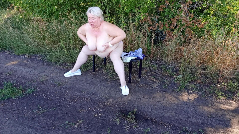 Zona901: 公園の隣人がベンチで服を脱がしてオーガズムに至るまでオナニー