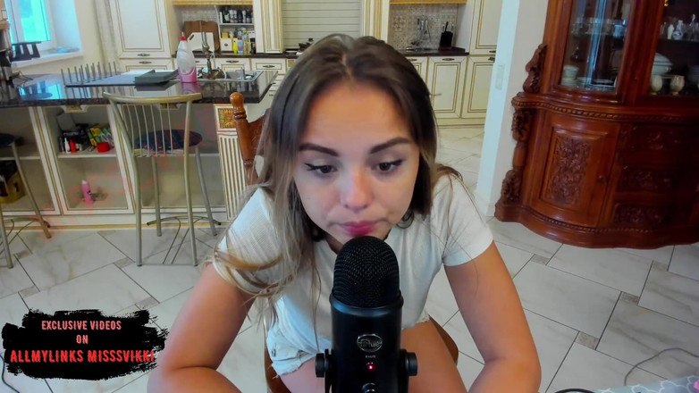 misss_vikki: Asmr la ragazza del college lecca il microfono