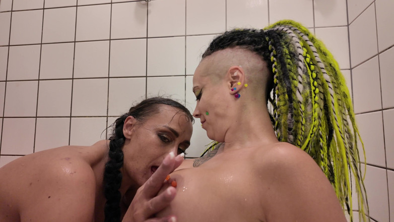 EdgesOfReality: Wet Girl on Girl
