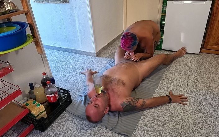 Carrotcake19: Mąż leżący na plecach pije sikanie i spermę przez lejek
