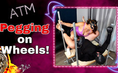 Training Zero: Pegging na kolech femdom anální strapon
