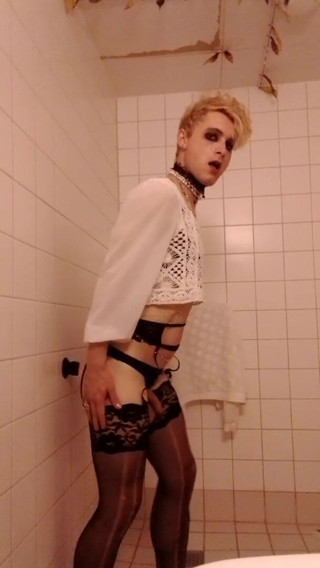 SissyCindySlut: Curva Sissy Cindy expusă!