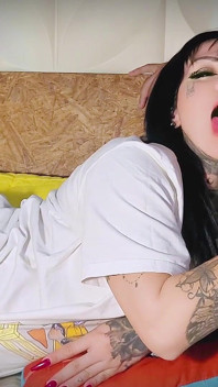 纹身哥特美女，揉褶口交和手淫诱惑，面部三重妆饰