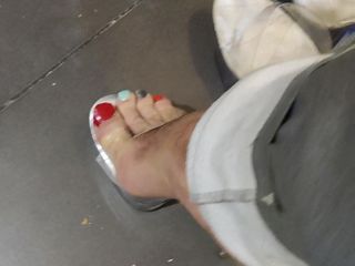 Mutsakin: Мои ступни с высокими каблуками и цветными ногтями