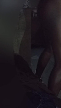 Büyük penise bağırarak boşalıyorum ve cuckold'a her şeyi kaydetmesini söylüyorum