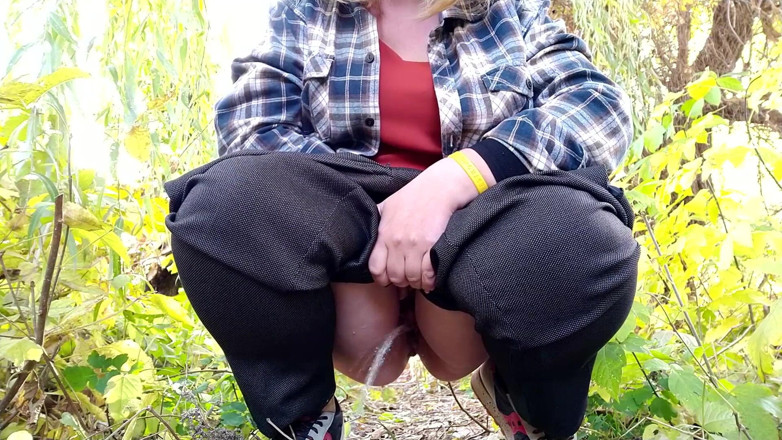 Elena: Powerful outdoor pissing by Russian stepmom