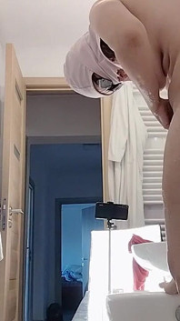 业余妻子在淋浴时刮她的阴户