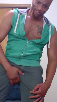 Kennie Jai: दोस्त के लिए मेरी हरी बनियान में हिलाना