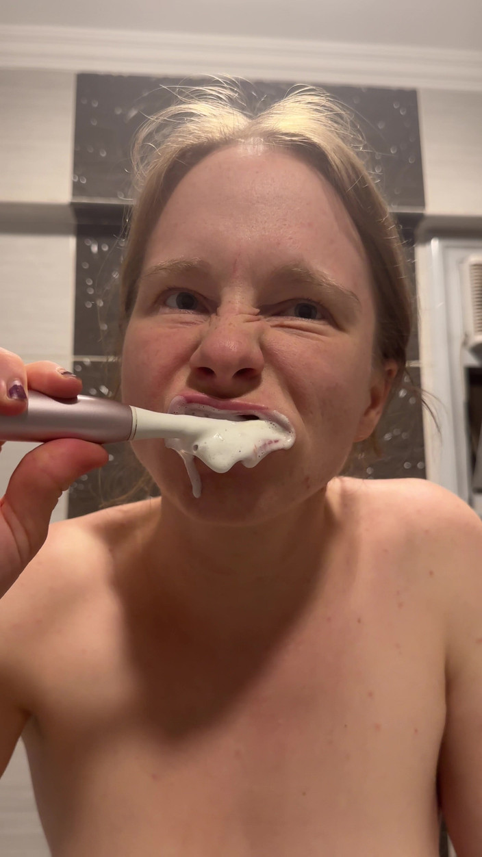 SweetLucy96: 교정기를 낀 뜨거운 금발