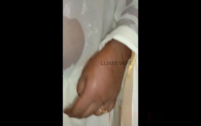 Luxmi Wife: Saree våt i dusch videosamtal till ex-älskare