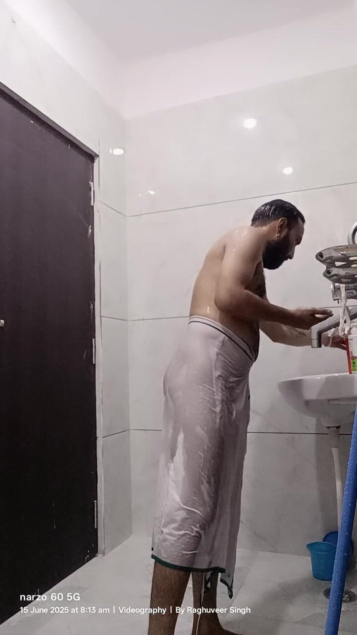 Rajasthani-old-lover: Дезі чоловік насолоджується водою