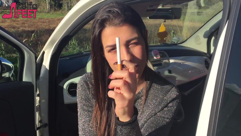 Smokin Fetish: Hermosa nena fuma un tabaco al aire libre