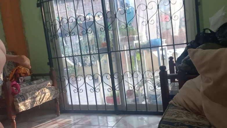 Martin13: Saya berjalan sangat perlahan ke apartmennya dan mendapati dia menyentuh...