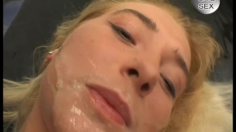 VintageXMovies: Blondynka pozwala dwóm kutasom inseminować twarz po pieprzeniu