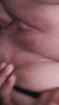 Côté baisée et creampie par une bite noire pendant que mon cocu travaille