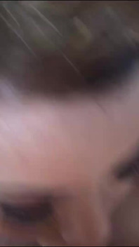 Ava Devine和britney Amber吮吸鸡巴直到精液填满他们的嘴巴