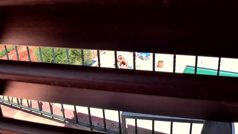 German Porn: Blonde vrouw aan het zwembad dubbele penetratie extase