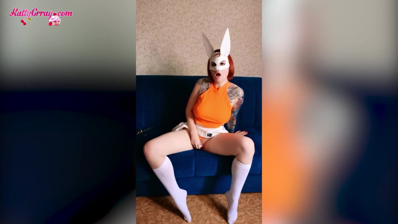 Katty Grray: Conejita increíblemente sexy se acaricia y se lleva al orgasmo...