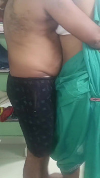 Roztomilá manželka v domácnosti Green Saree s románkem ve stoje se svým přítelem