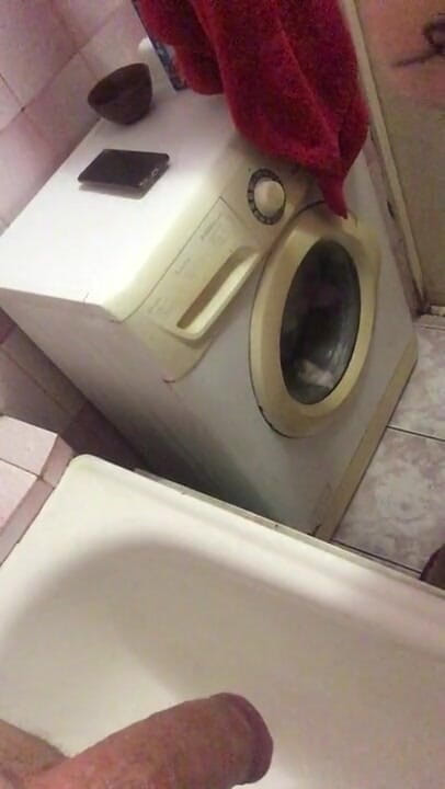 Boniklay: La troia Boniklay viene succhiata rapidamente in bagno con gli...