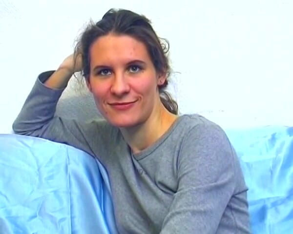 Deutsche Madchen: Une jolie Allemande brune montre sa chatte devant la caméra
