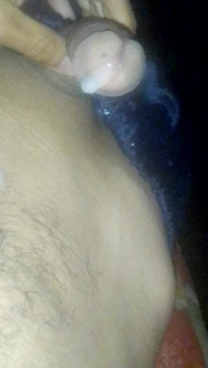 Cute boy jerks off: 少年は両親がいない間にストローを焼き、夜にお腹に塗りつける