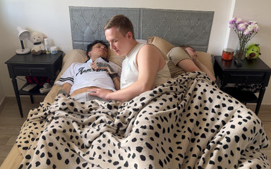 Arg Boys: Üvey Erkek Kardeşin Fark Etmesin Diye Ses Çıkarma! - Büyük Yaraklı Üçlü Seks...