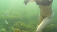 Risky Hairy Couple: Berenang dan pamer badan di laut