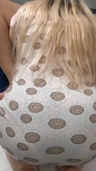 Mi madrastra me atrapó masturbándome y me dio una deliciosa mamada y traga leche