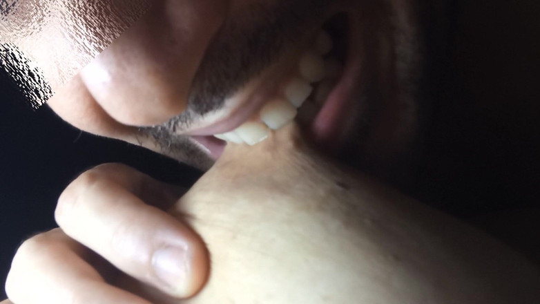 Kriztalyaram: Mój mąż jest uzależniony od karmienia piersią z moimi dużymi,...