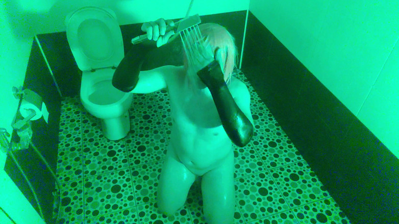 Kitty_Cross: Hintern transvestiert den eigenen arsch unter der heißen dusche