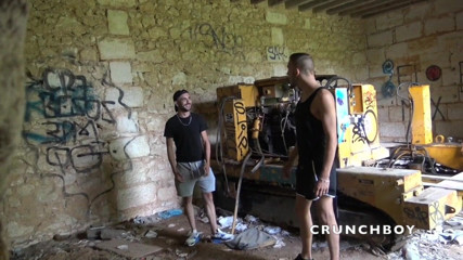 Kinky Bareback Boys: ケビンのお尻は、屋外の若いまっすぐな男によって使用されます
