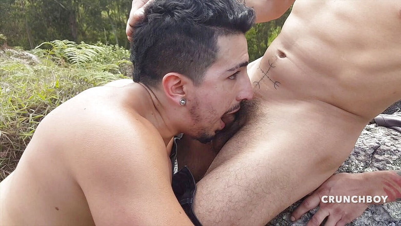 Bare sex with the attackboys: 拉丁异性恋男孩在户外无套做爱