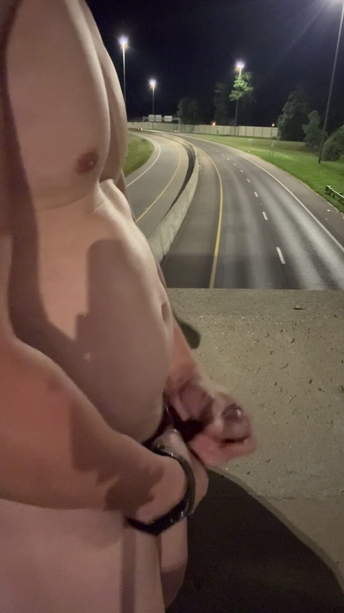 Barenakedmuscles: Asiatisches muscle-brocken zieht sich auf der brücke aus - Zerrissenes beugen...