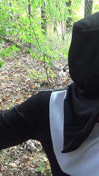 Une nonne coquine dévore dans les bois