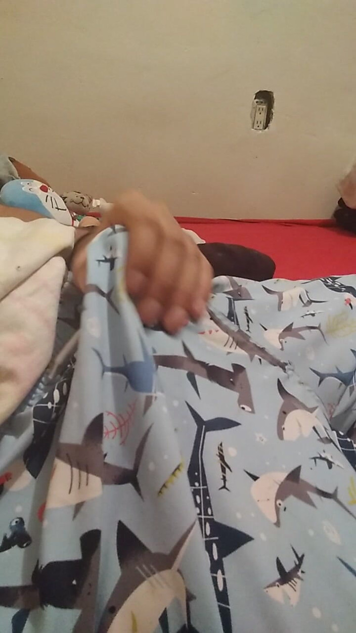 AlexAlejandro13: Dotkněte se mě přes moje oblečení