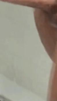 痴女妻は寝取られた夫の目の前で男の子を喜ばせます