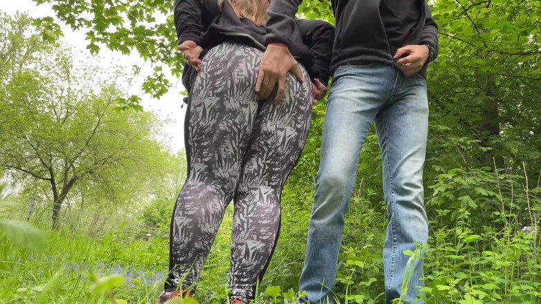 OurFetishLife: 야외에서 오줌을 제대로 빨아주는 시어머나