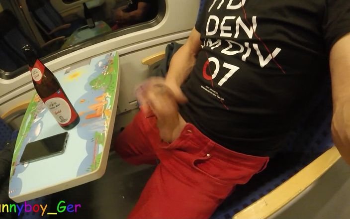 Funny boy Ger: Хлопець таємно дрочить свою ковбасу в рухомому поїзді, а потім cheekily бризкає своїм кремом на стіл.
