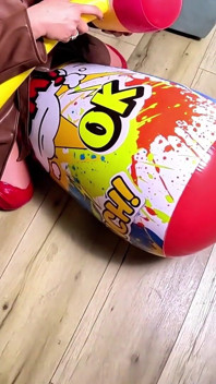 Dominante cuero milf inflable smash fetiche. Martillo gigante, perrito, jugar con leche y reventar