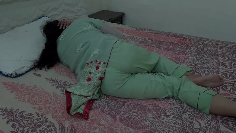 QueenbeautyQB: Hintli kadın yatak paylaşımının tadını çıkarıyor