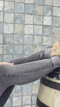 나무 통에 핥는 가면을 쓴 Valeria Bare Sole